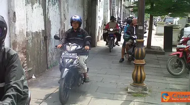 Citizen6, Jakarta: Peraturan banyak sekali diabaikan oleh sejumlah pengguna jalan. Termasuk para pengendara sepeda motor ini, yang melintas disamping gedung Fatahilah, Jakarta Pusat. Kendaraan mereka sangat mengganggu pejalan kaki. (Pengirim: Dyana)