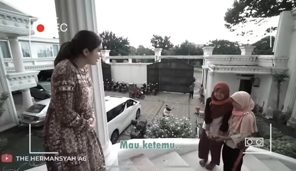 Sebelum bertemu Ashanty, Aulia merupakan anak pemulung yang setiap hari datang ke depan pagar Cinere. Tak terasa kini Ashanty dengan bangga menuntun anak asuhnya lebih dekat dalam meraih cita-citanya menjadi seorang dokter. [Foto: IG/ashantyash/YouTube/The Hermansyah A6]