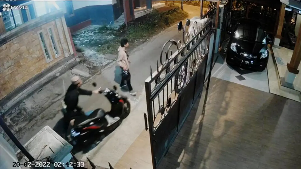 Maling yang terekam kamera CCTV saat membobol  rumah polisi di Tuban. (Istimewa)