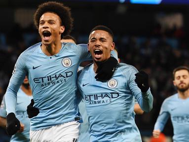 Gelandang Manchester City, Leroy Sane, bersama Gabriel Jesus, melakukan selebrasi usai membobol gawang Hoffenheim pada laga Liga Champions di Stadion Etihad, Rabu (12/12). Manchester City menang 2-1 atas Hoffenheim. (AFP/Paul Ellis)