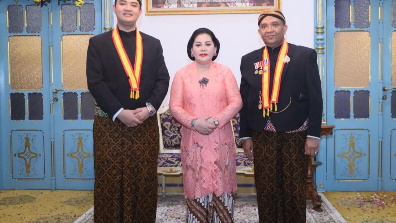 Penganugerahan gelar tersebut adalah "Kanjeng Pangeran Ir Afriansyah Noor Darmonagoro, MSI., IPU" dan diberikan langsung oleh "Ingkang Sinoehoen Kanjeng Soesoehounan Pakoe Boewono XIII dan Kanjeng Gusti Ratu" Kasunanan Surakarta Hadiningrat pada hari, Sa
