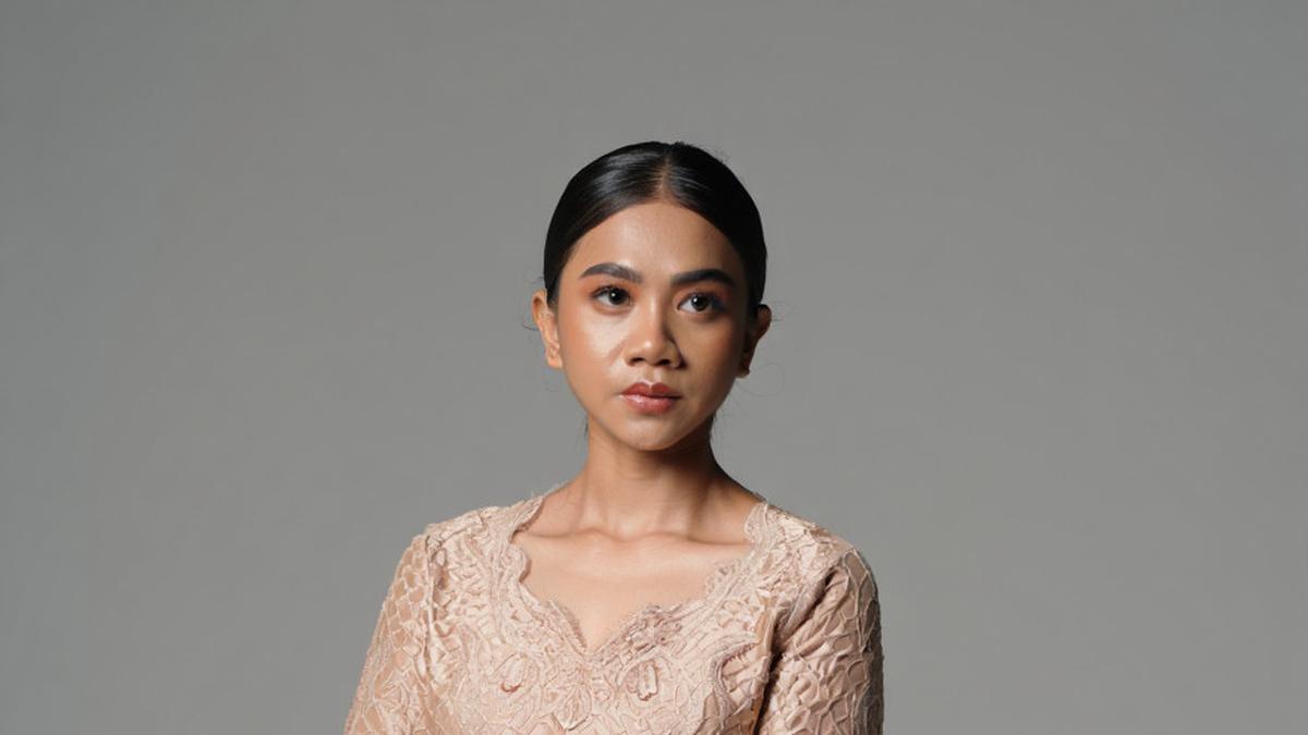 11 Model Dress Brokat Satin Mewah yang Memukau di 2025, Tampil Stunning di Berbagai Acara