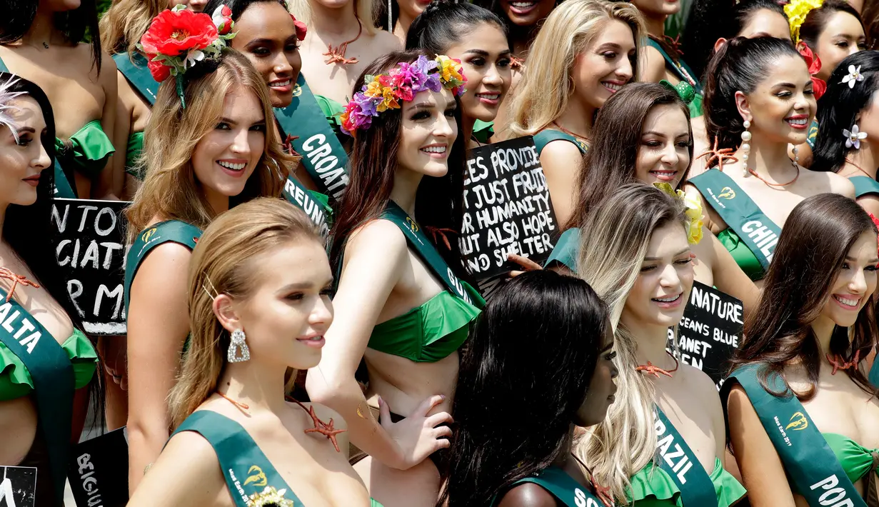 Kontestan Miss Earth 2019 berpose dalam balutan baju renang dengan pesan mereka untuk menyelamatkan Mother Earth saat sesi media di Manila, Rabu (2/10/2019). Malam final kontes Miss Earth 2019 ini akan digelar pada 26 Oktober mendatang di Filipina. (AP/Bullit Marquez)