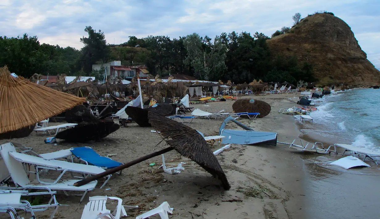Kerusakan terlihat setelah badai menerjang Desa Nea Plagia, Halkidiki, Yunani, Kamis (11/7/2019). Puluhan orang dilaporkan terluka karena terjangan badai di wilayah Halkidiki. (Giannis Moisiadis/InTime News via AP)