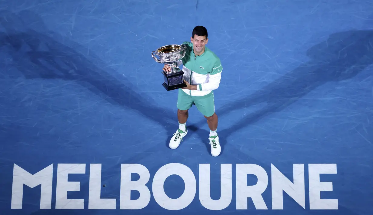 Petenis asal Serbia, Novak Djokovic, tampil sebagai juara pada ajang Australia Terbuka 2021 yang berlangsung di Rod Laver Arena, Melbourne, Minggu (21/2/2021). (AP Photo/Hamish Blair)