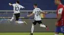 Penyerang Argentina, Lionel Messi (kiri) berselebrasi usai mencetak gol ke gawang Chile pada pertandingan Grup A Copa America 2021 di Stadion Nilton Santos, Brasil, Selasa (15/6/2021). Argentina bermain imbang atas Chile 1-1. (AP Photo/Silvia Izquierdo)