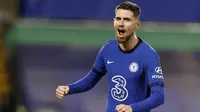 Gelandang Chelsea, Jorginho, melakukan selebrasi usai mencetak gol ke gawang Everton pada laga Liga Inggris di Stadion Stamford Bridge, Senin (8/3/2021). Chelsea menang dengan skor 2-0. (John Sibley/Pool via AP)