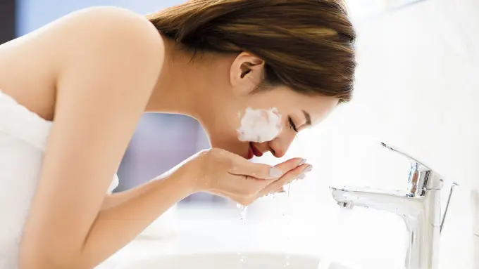 Ilustrasi mencuci wajah