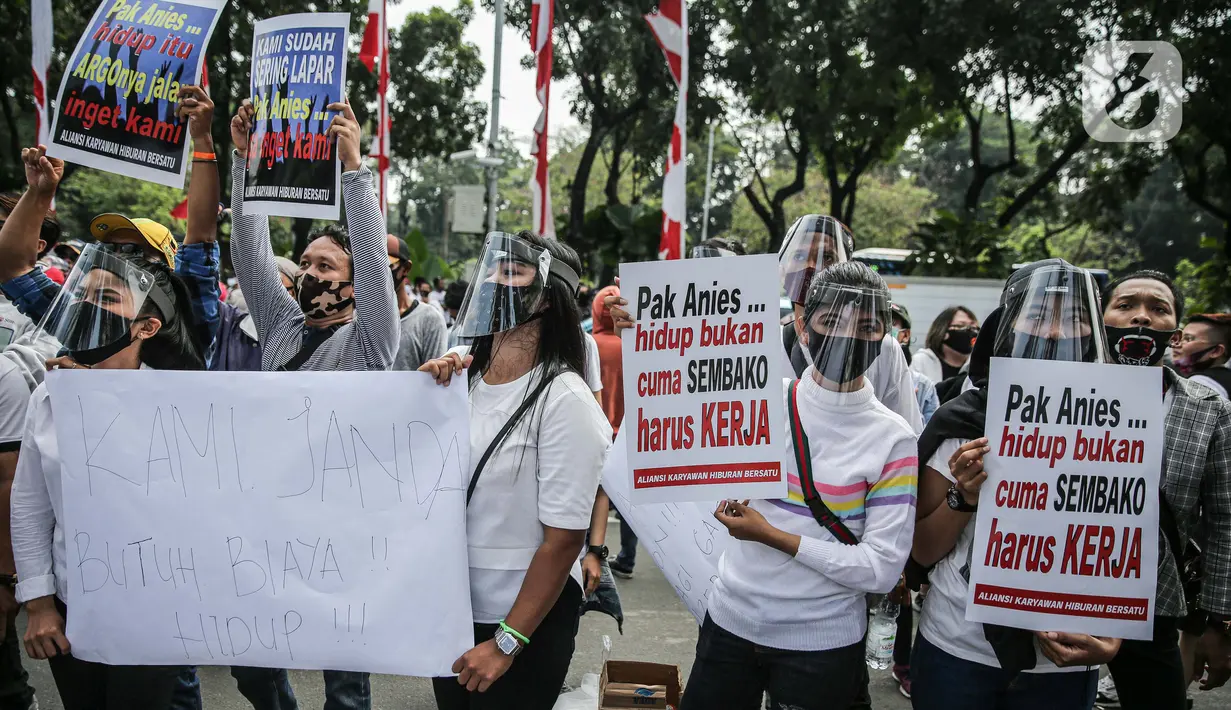 Massa yang tergabung dalam Aliansi Karyawan Hiburan dan Pengusaha Hiburan membawa poster saat menggelar aksi di depan Balai Kota DKI Jakarta, Selasa (21/7/2020). Mereka meminta Gubernur Anies Baswedan untuk membuka usaha hiburan yang ditutup akibat pandemi COVID-19.. (Liputan6.com/Faizal Fanani)