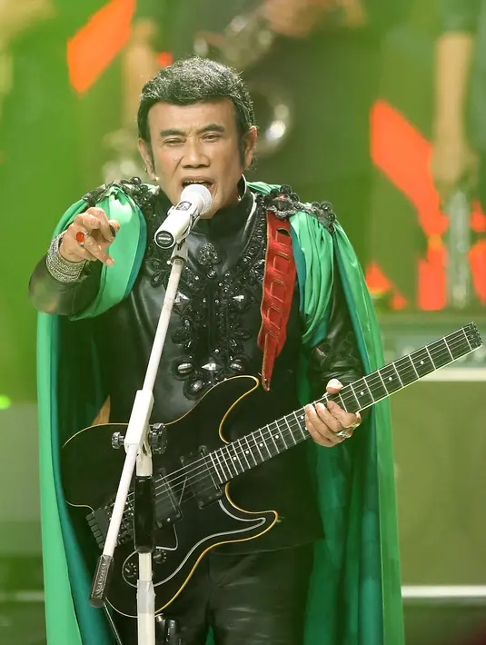 Ayah penyanyi Ridho Rhoma ini juga mengungkapkan bahwa trofi kemenangan ini merupakan yang ke 61. Bintang film berkelana ini menambahkan, semoga bisa meningkatkan kualitas bermusiknya. (Bambang E. Ros/Bintang.com)