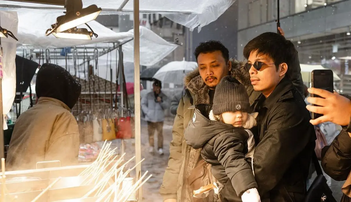 Menambah rasa hangat, Ameena kenakan kupluk hitam dan boots suede cokelat [@ameenaatta]