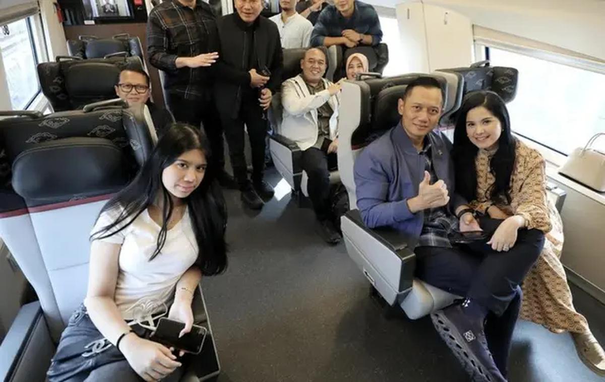 Tas Chanel bergaya klasik juga berhasil menjadi pelengkap gaya monokrom dari Almira.  [Foto: Instagram/ Annisa Yudhoyono]