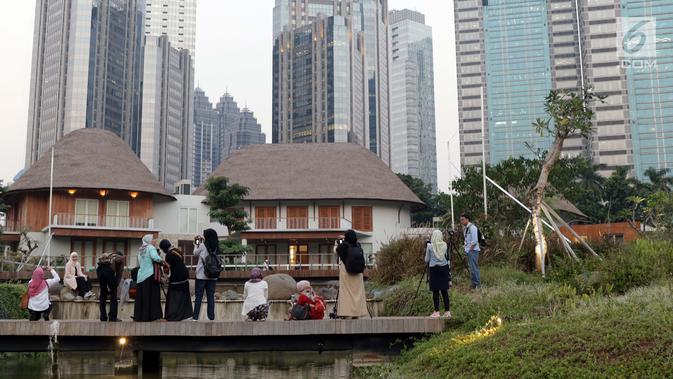 Foto Menikmati Sore Di Hutan Kota Gbk