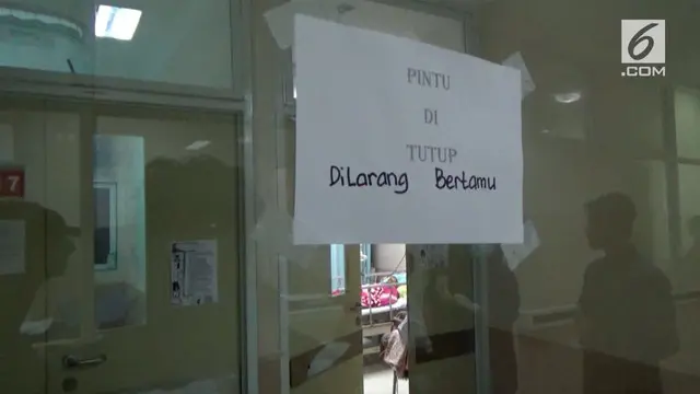 Seorang pasien yang tengah koma, dipaksa keluar dari Rumah Sakit Zainoel Abidin, Banda Aceh.