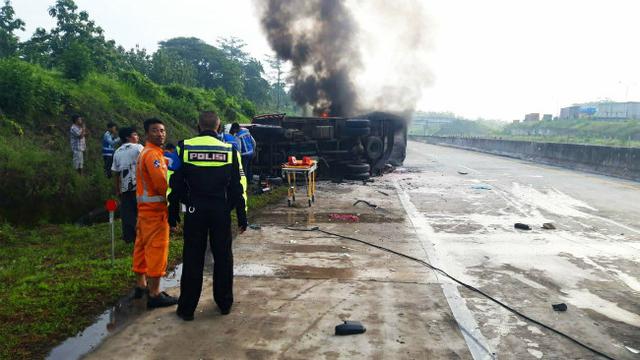 Mobil yang terbakar akibat kecelakaan di Tol Madiun-Nganjuk KM 631 pada Kamis, 3 Desember 2020 (Foto: Dok Istimewa)