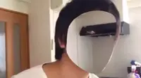 Seorang developer aplikasi di Jepang membuat wajahnya tembus pandang dengan bantuan iPhone X. (Sumber: The Verge)