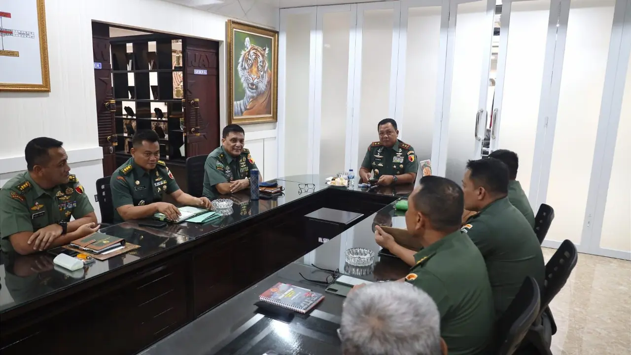 Pangdam V Brawijaya, Mayjen TNI Farid Makruf saat mengadakan rapat bersama jajarannya di Gedung Bina Yuda, Makodam V Brawijaya pada hari Senin, (28/8/2023).