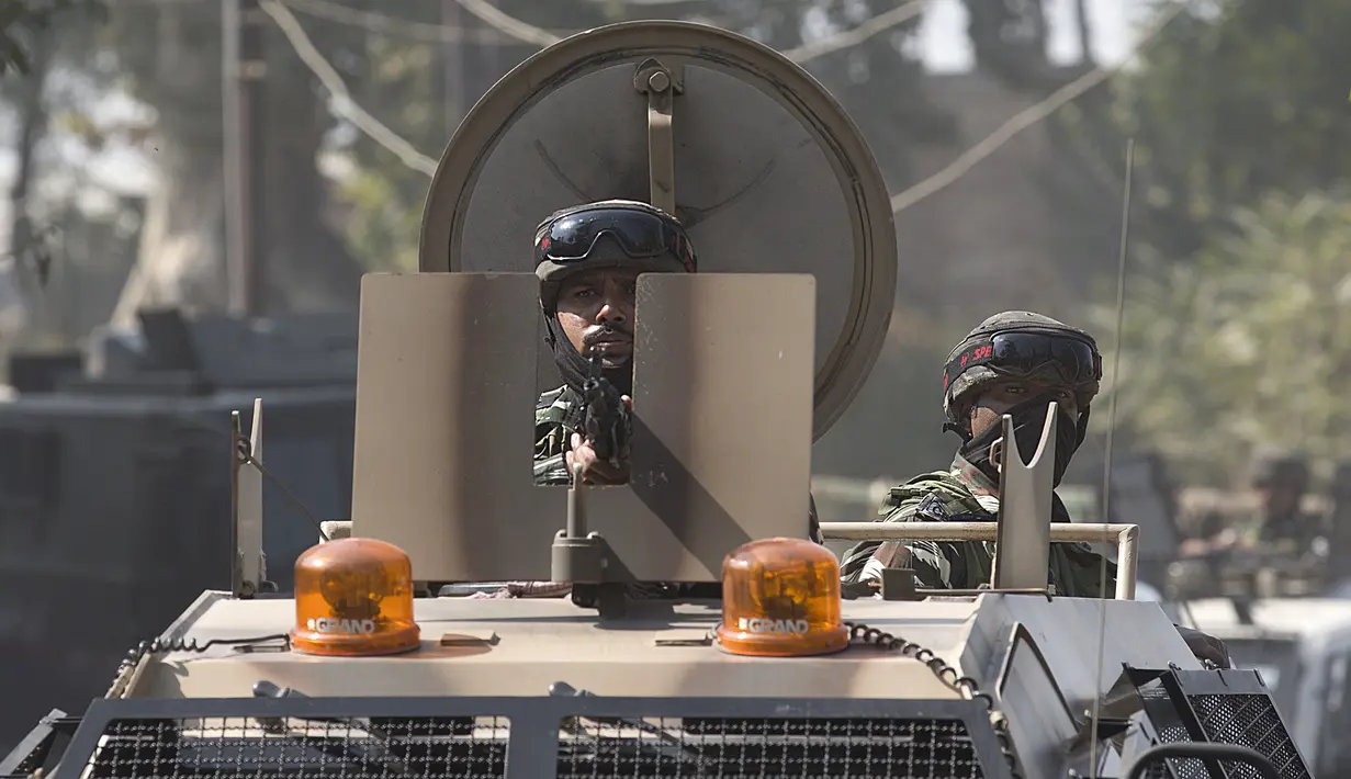 Pasukan paramiliter India berjaga di sebuah kendaraan dekat lokasi baku tembak di Kota Srinagar, ibu kota musim panas Kashmir yang dikuasai India, pada 12 Oktober 2020. Dua militan tewas dalam baku tembak dengan pasukan pemerintah di wilayah Kashmir yang dikuasai India. (Xinhua/Javed Dar)