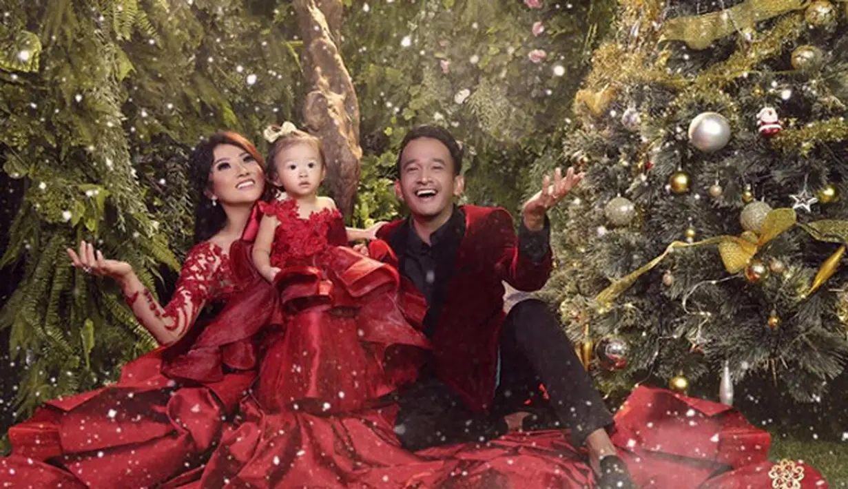 Dalam salah satu foto yang diunggah Ruben pada 26 Desember, Ruben menuliskan alasan kenapa dirinya bisa sangat mencintai sang istri. Foto Ruben mengecup kening istri bahkan membuat netizen baper. (Instagram/ruben_onsu)