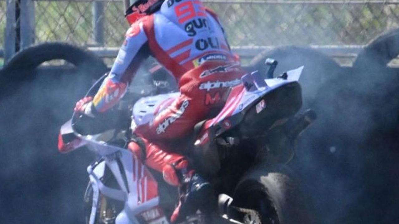 Api yang muncul dengan cepat itu langsung menjalar, dan Marquez yang terlihat kesal langsung menepikan motornya. Foto: BAY ISMOYO / AFP