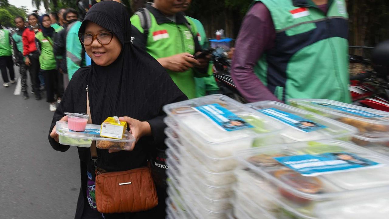 Ratusan warga antre takjil gratis