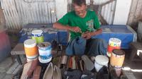 Ikhsan Anin Tahu (50) tukang sol sepatu di Kota Gorontalo/ foto.Istimewa (Arfandi Ibrahim/Liputan6.com)