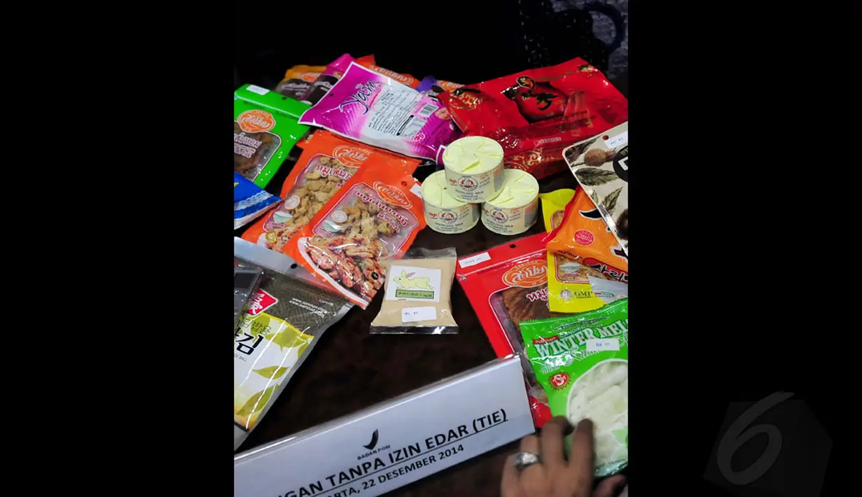 Salah satu petugas menunjukkan kemasan produk pangan Tanpa Izin Edar (TIE) di Jakarta, Senin (22/12/2014). Produk yang menjadi target pengawasan adalah pangan Tanpa Izin Edar (TIE), kadaluwarsa, dalam kondisi rusak. (Liputan6.com/Johan Tallo)