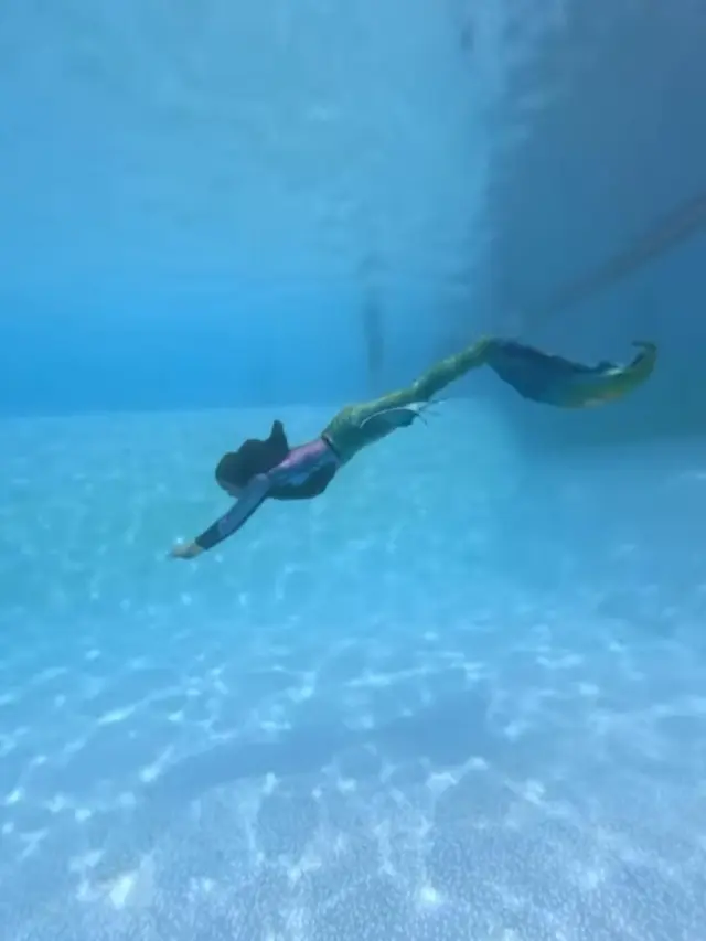 Ria Ricis saat menyelam