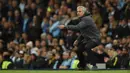 Pelatih Manchester United, Jose Mourinho mengintruksikan para pemainnya saat berhadapan dengan Manchester City pada lanjutan Liga Inggris di stadion Etihad, Inggris, (27/4). City bermain imbang 0-0 dengan MU. (AFP Photo/Oli Scarff) 