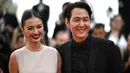 <p>Aktris Indonesia Raline Shah (kiri) bersama aktor dan sutradara Korea Selatan Lee Jung-Jae tiba untuk pemutaran film "Decision to Leave (Heojil Kyolshim)" selama Festival Film Cannes edisi ke-75 di Cannes, Prancis selatan, pada 23 Mei 2022. Raline Shah hadir kembali di hari kedua gelaran Cannes Film Festival 2022. (Photo by LOIC VENANCE / AFP)</p>