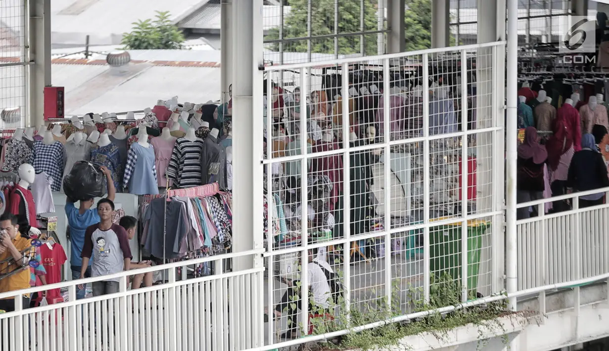 Pedagang berjualan di Jembatan Penyeberangan Multiguna (JPM) atau Skybridge Tanah Abang, Jakarta, Rabu (23/1). Ombudsman DKI Jakarta menyebut masih banyak jalan di sekitar kawasan Tanah Abang yang bisa dimanfaatkan. (Liputan6.com/Faizal Fanani)