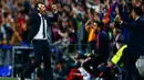 Pelatih Luis Enrique girang timnya memegang kendali permainan. Sumber: UEFA.