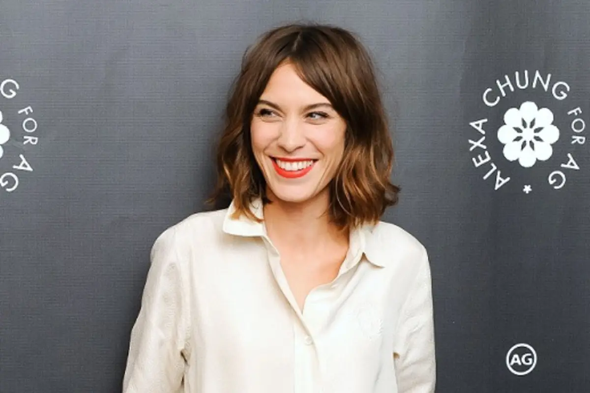 6 Tips Berbusana Kemeja Putih untuk Sehari-hari a la Alexa Chung