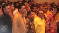 Wapres Jusuf Kalla (tengah) saat menghadiri penutupan Rapimnas Partai Golkar 2016, Jakarta, Senin (25/1/2016). Salah satu hasil Rapimnas adalah akan diselenggarakannya Munaslub Golkar 2016 (Liputan6.com/Angga Yuniar)