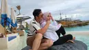 Menikah dengan perempuan yang bukan dari kalangan selebritis dan memiliki jarak usia 15 tahun membuat kehidupan pernikahan Ivan Fadilla relatif jarang tersorot. (FOTO: instagram.com/nyaisarni2/)