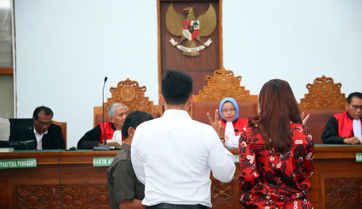 Sidang kurang lebih berjalan setengah jam itu diakhiri dengan salaman kedua belah pihak yang berseteru sebelumnya. Ibu satu anak itu terlihat lega usai mengikuti sidang. (Nurwahyunan/Bintang.com)