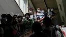 Orang-orang bepergian di kereta bawah tanah selama jam sibuk di Beijing pada Rabu (4/8/2021). China mendeteksi infeksi corona tertinggi dalam 6 bulan belakangan setelah menggelar tes Covid-19 massal pada Rabu (4/8). (Noel Celis / AFP)
