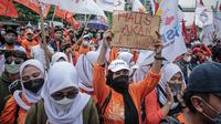 Buruh yang tergabung dalam Konfederasi Serikat Pekerja Indonesia berunjuk rasa di depan Kantor Kementerian Ketenagakerjaan, Jakarta, Rabu (16/2/2022). Buruh menuntut Permenaker Nomor 2 Tahun 2022 yang mengatur JHT baru bisa dicairkan pada usia 56 tahun segera dicabut. (Liputan6.com/Faizal Fanani)
