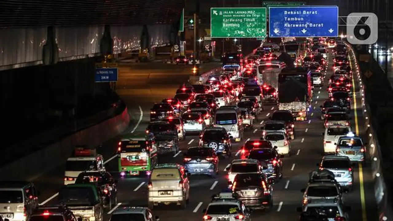 Antrean kendaraan pemudik di Jalan Tol arah Bekasi, Tambun, Kerawang, Jawa Barat, Jumat (28/4/2022) Malam. Pada H-2 diprediksi sebagai puncak arus mudik Lebaran 2022, arus lalu lintas menuju  ke Jawa terpantau padat. (Liputan6.com/Johan Tallo)