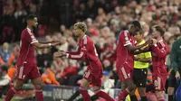 Hugo Ekitike (kedua dari kiri) masuk ke lapangan menggantikan Cody Gakpo di laga Liverpool vs Atletico Madrid di Anfield di Liga Champions 2025/2026, Kamis (18/09/2025). (AP Photo/Jon Super)