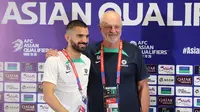 Australia diwakili oleh Graham Arnold sebagai pelatih dan Aziz Behich yang menjadi represtasi pemain dalam sesi tanya jawab yang digelar pada pukul 17.15 WIB di SUGBK, Senin (9/9/2024). (Bola.com/Abdul Aziz)