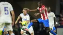 <p>Gelandang Real Madrid Luka Modric berebut bola dengan gelandang Atletico Madrid Geoffrey Kondogbia dalam laga pekan ke-35 Liga Spanyol di Wanda Metropolitano, Senin (9/5/2022) dini hari WIB. Atletico Madrid berhasil menang dengan skor tipis 1-0 atas Real Madrid. (AP Photo/Manu Fernandez)</p>