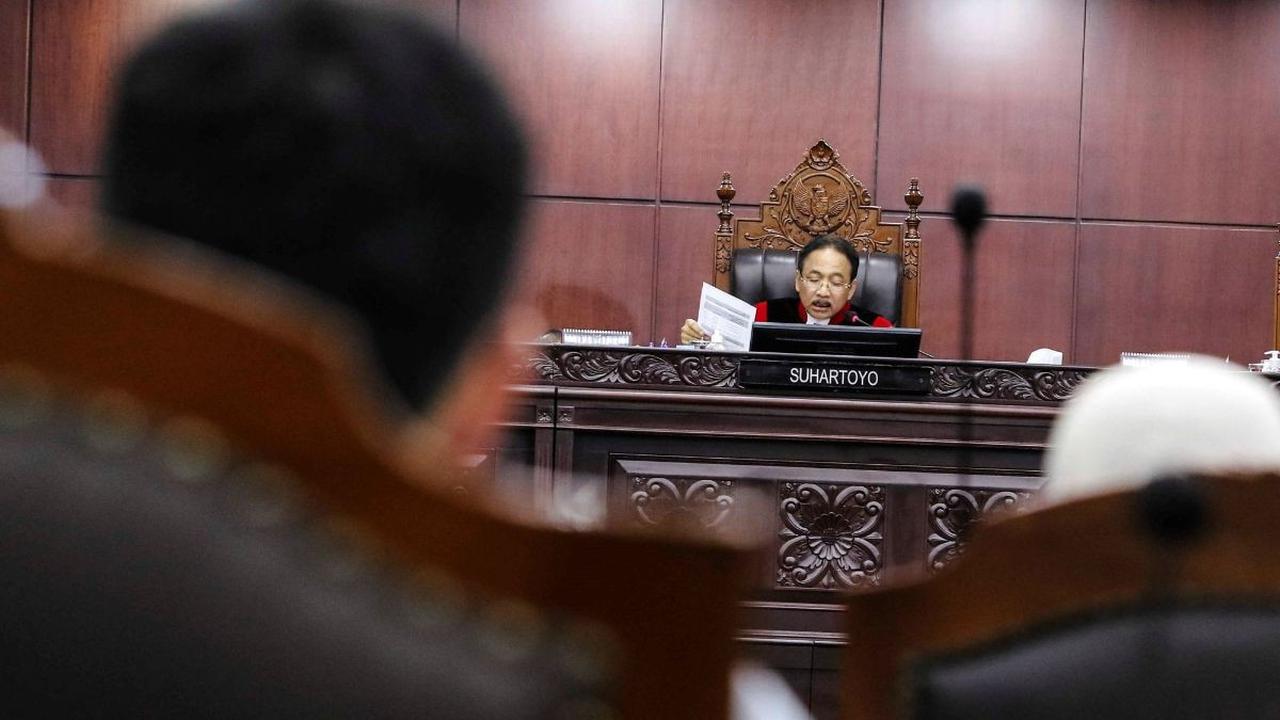 "Saya belum selesai," sahut Bambang.<br>
