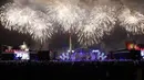 Kembang api meledak saat perayaan Tahun Baru di Lapangan Kim Il Sung di Pyongyang, Korea Utara (1/1/2020). (AP Photo / Jon Chol Jin)