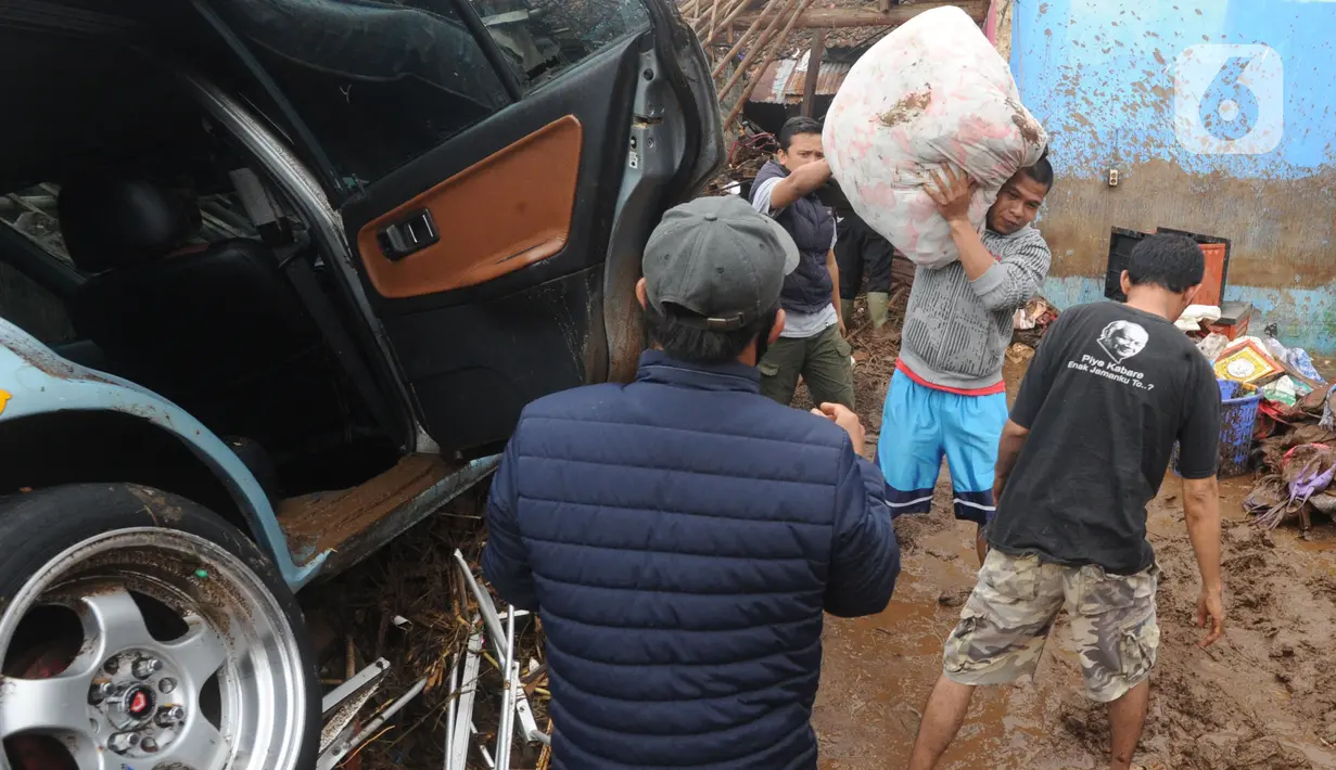 Warga mengevakuasi barang milik mereka usai banjir bandang yang melanda Kampung Cibuntu, Desa Pasawahan, Kecamatan Cicurug, Sukabumi, Jawa Barat, Selasa (22/9/2020). Banjir bandang mengakibatkan puluhan bangunan rusak berat, 12 rumah hanyut, dan dua korban masih hilang. (merdeka.com/Arie Basuki)