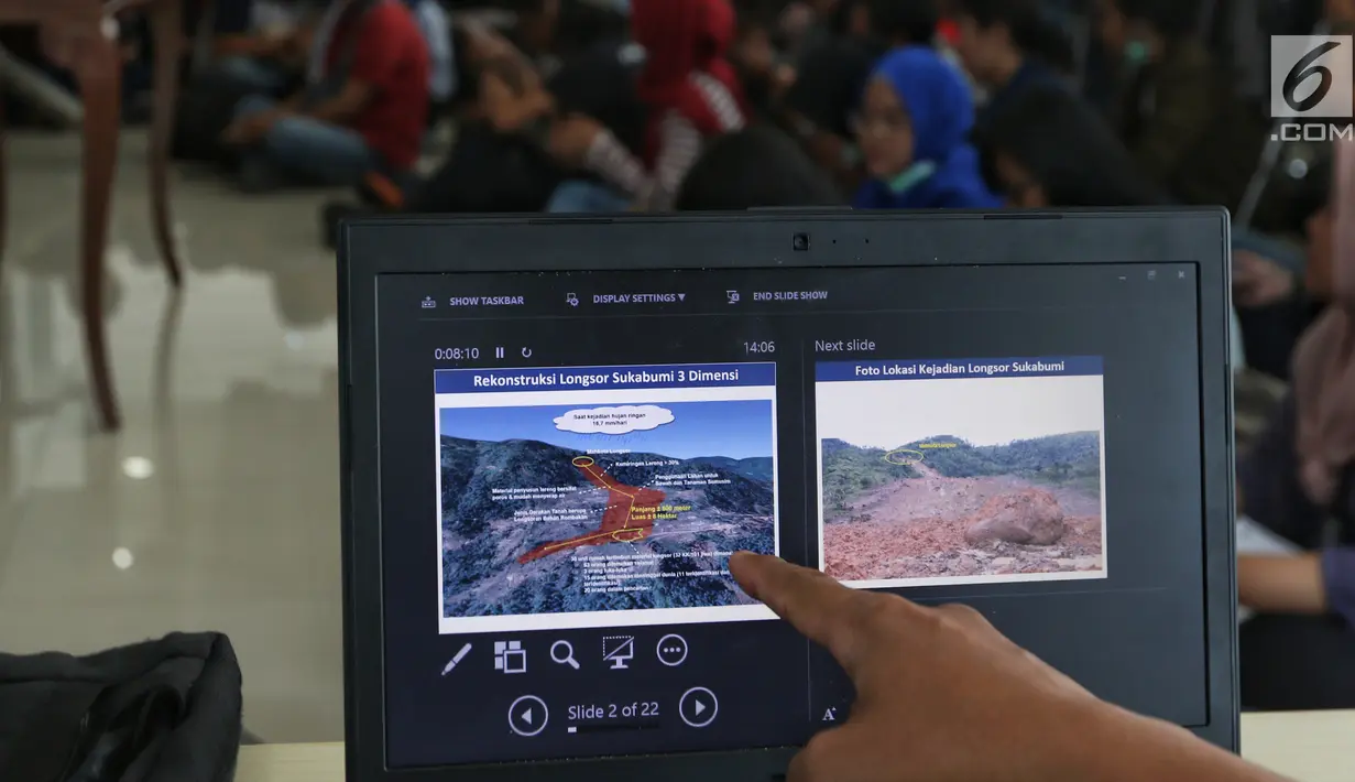 Kepala Pusat Data Informasi dan Humas BNPB Sutopo Purwo Nugroho memberikan keterangan pers di Kantor BNPB, Jakarta, Rabu (2/1). Sebanyak 20 orang masih dinyatakan hilang akibat longsor Sukabumi. (Liputan6.com/JohanTallo)