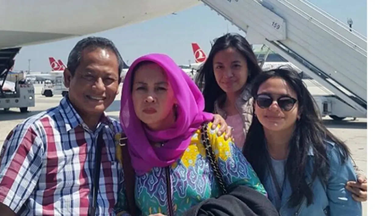 Keceriaan Amel Carla dan keluarga tiba-tiba berubah menjadi tegang. Hal itu, lantaran saat perjalanan pulang pulang ke Indonesia, pesawat transit di Turki dan baru saja terjadi Kudeta Militer di Turki. (Instagram/amelcarla)