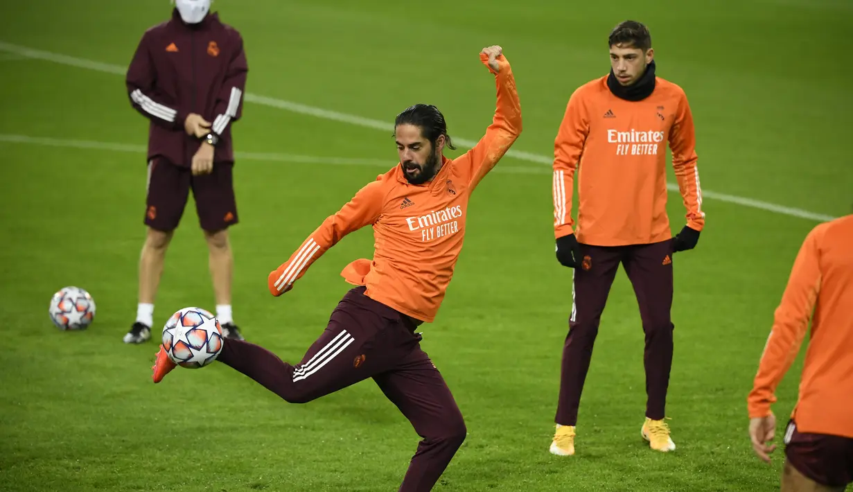 Gelandang Real Madrid, Isco mengontrol bola saat mengikuti latihan tim di Borussia-Park, Jerman (26/10/2020). Real Madrid akan bertanding melawan Borussia Moenchengladbach pada grup B Liga Champions. (AFP/Ina Fassbender)