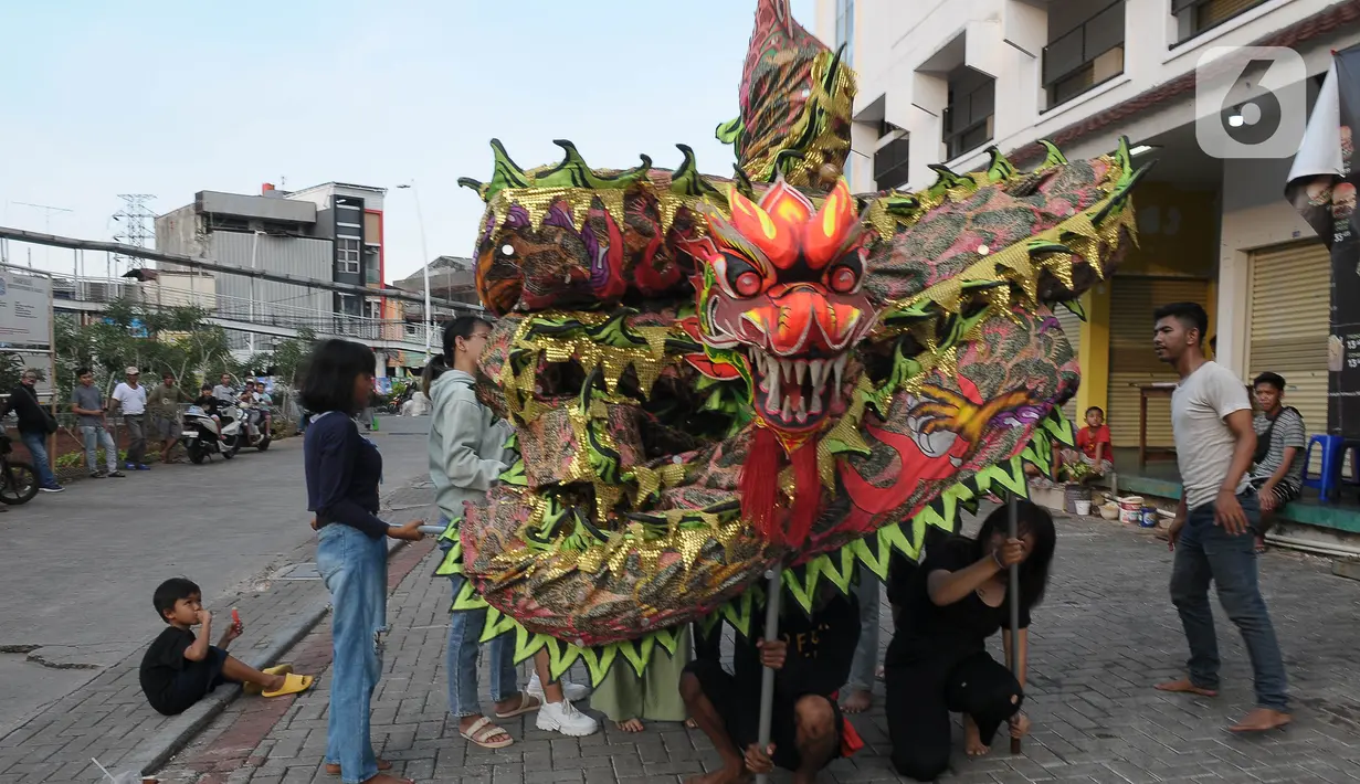Latihan naga liong dan barongsai merupakan persiapan jelang perayaan Tahun Baru Imlek 2575 Kongzili yang jatuh pada Sabtu (10/2/2024). (merdeka.com/Imam Buhori)