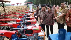 Menteri BUMN Rini Soemarno (tengah) dan Dirut BNI Achmad Baiquni (kanan) meninjau perlengkapan pendukung produksi pertanian di Tuban, Jawa Timur, Jumat (9/3). Perlengkapan itu akan dipakai pada lahan Perhutanan Sosial. (Liputan6.com/Angga Yuniar)